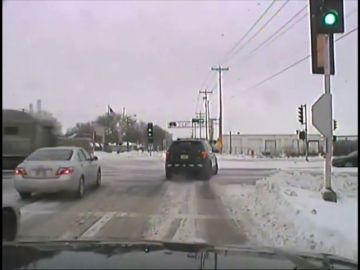 Un coche es arrollado por un camión al saltarse el semáforo en rojo