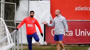 Diego Costa se ejercita en un entrenamiento con el Atlético de Madrid