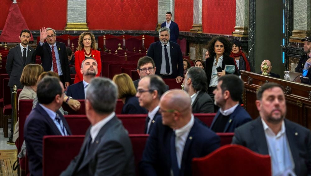 El presidente de la Generalitat, Quim Torra, saluda a los líderes independentistas acusados por el proceso soberanista catalán en el banquillo del Tribunal Supremo