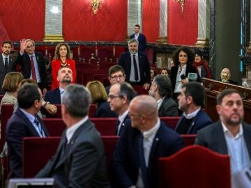 El presidente de la Generalitat, Quim Torra, saluda a los líderes independentistas acusados por el proceso soberanista catalán en el banquillo del Tribunal Supremo