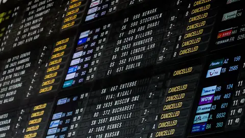Un panel avisa de la cancelación de vuelos en el Aeropuerto Internacional de Zaventem Un panel avisa de la cancelación de vuelos en el Aeropuerto Internacional de Zaventem