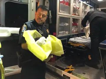 La bebé tras ser rescatada por la Policía La bebé tras ser rescatada por la Policía