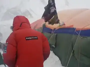 Vientos huracanados de 109 km/h en el K2: Alex Txikon sobrevive con los iglúes y una pared de nieve Vientos huracanados de 109 km/h en el K2: Alex Txikon sobrevive con los iglúes y una pared de nieve