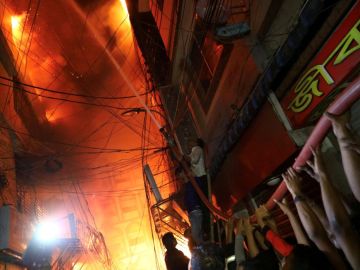 Imagen del incendio masivo que ha asolado la ciudad de Dacca, en Bangladesh.