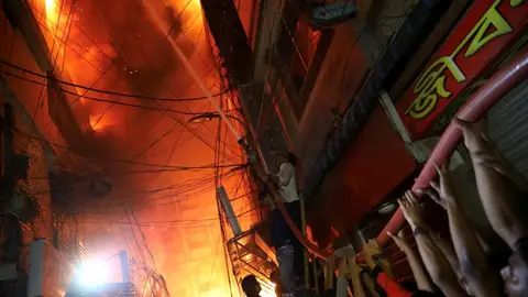 Imagen del incendio masivo que ha asolado la ciudad de Dacca, en Bangladesh. Imagen del incendio masivo que ha asolado la ciudad de Dacca, en Bangladesh.