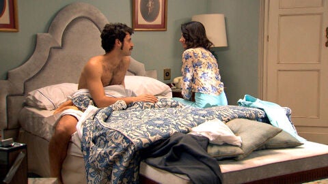 Tras una noche de pasión, Carolina se despierta incómoda