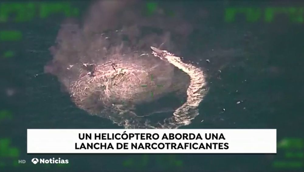 Un helicóptero aborda una lancha de narcotraficantes en México