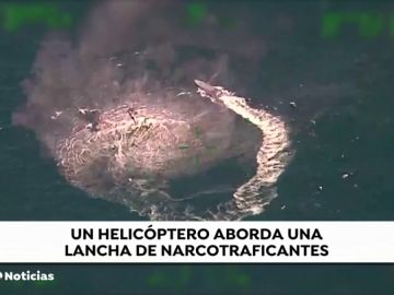 Un helicóptero aborda una lancha de narcotraficantes en México