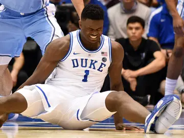 Zion Williamson, con su zapatilla rota, se duele en el suelo Zion Williamson, con su zapatilla rota, se duele en el suelo