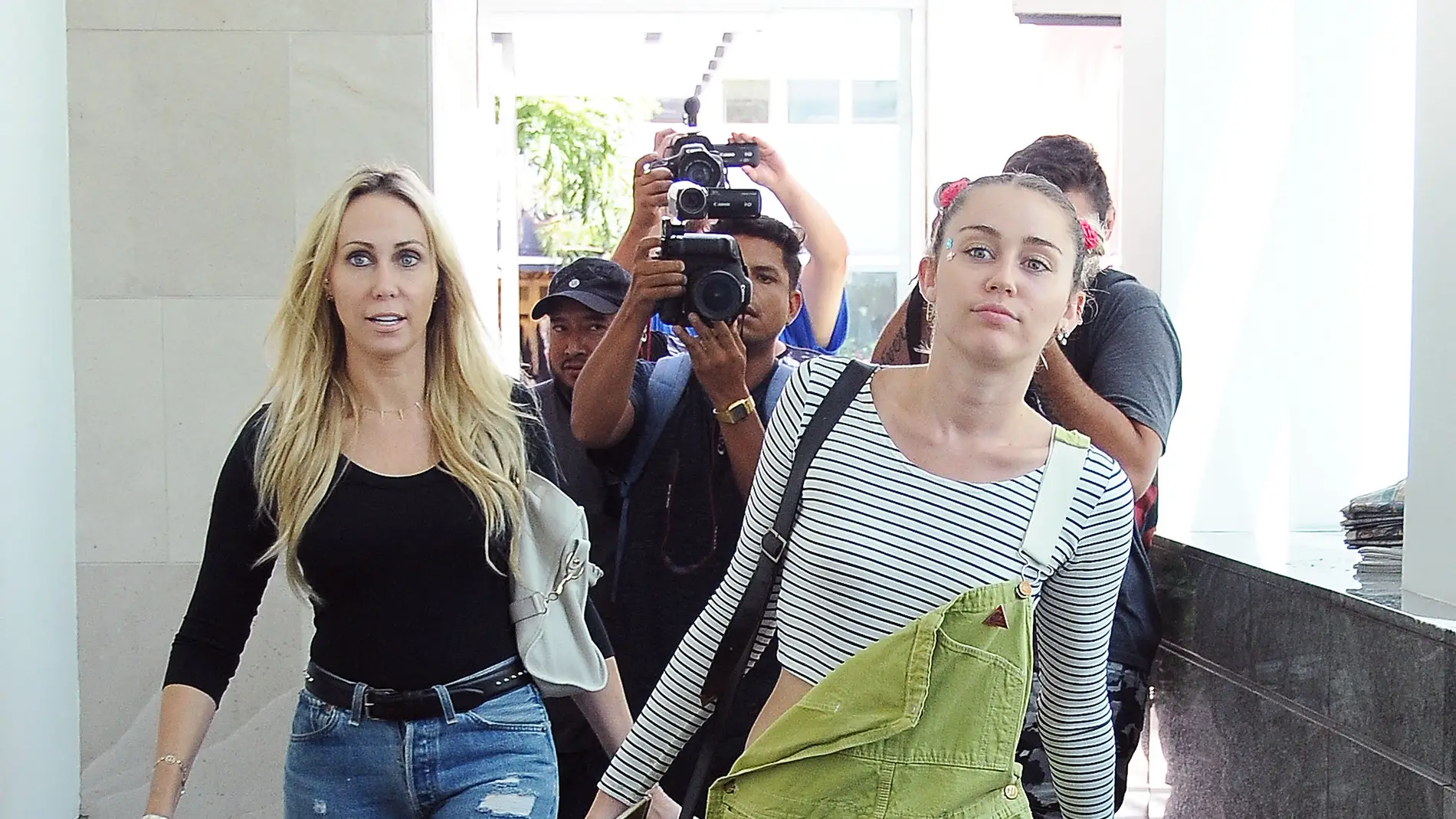 Miley Cyrus junto a su madre Tish Cyrus