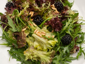 Ensalada de rúcula y lollo con moras y piñones