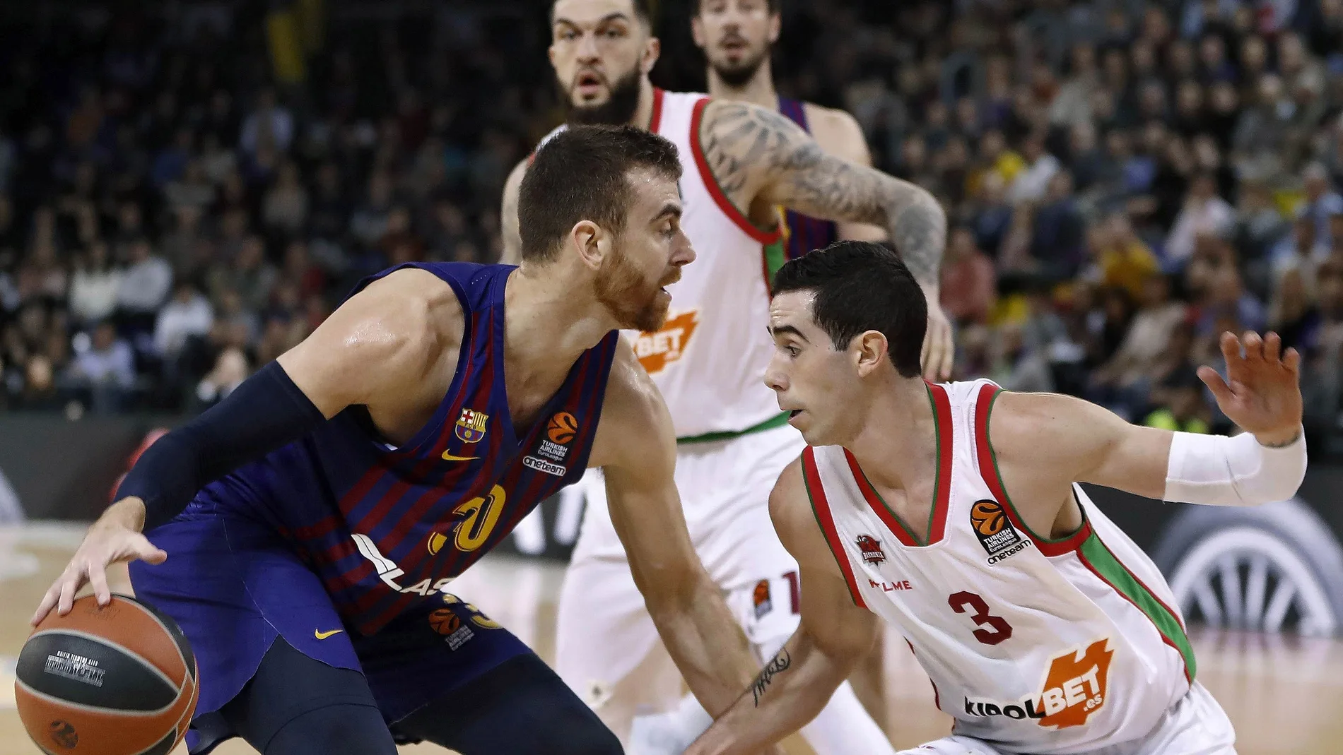 Victor Claver, en acción ante el Baskonia Victor Claver, en acción ante el Baskonia