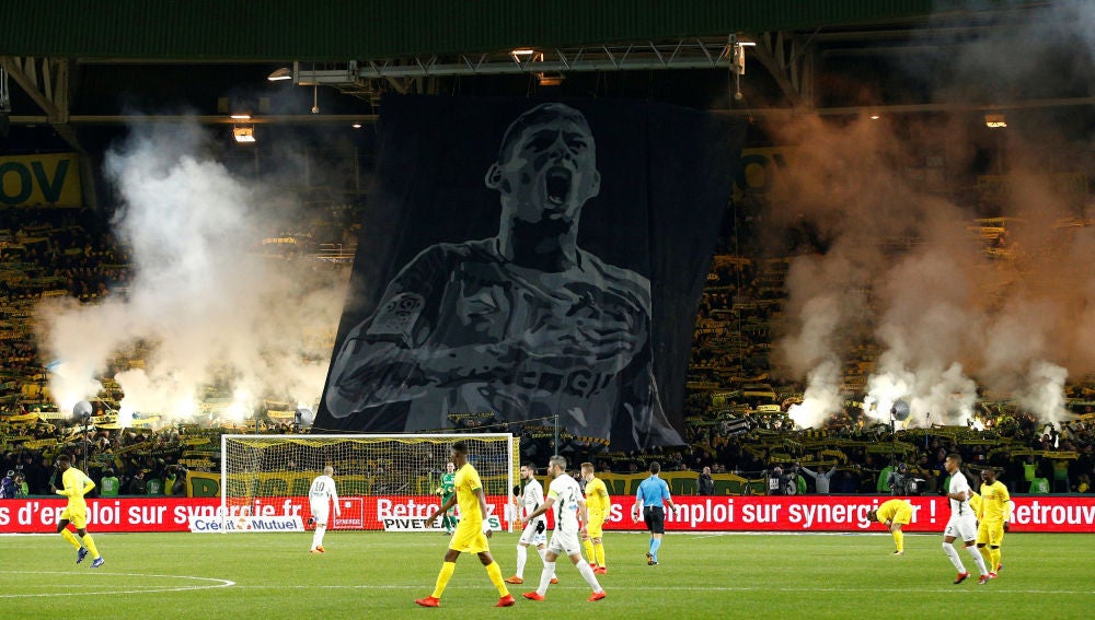 La afición del Nantes homenajeando a Emiliano Sala