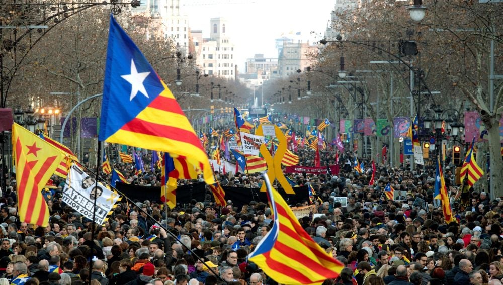 Miles de personas abarrotan la Diagonal de Barcelona