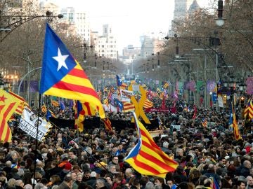 Miles de personas abarrotan la Diagonal de Barcelona