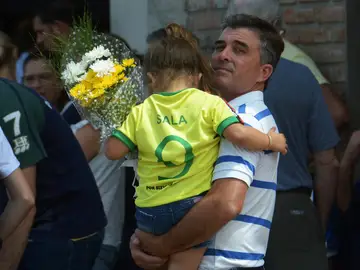 Una niña, con la camiseta de Emiliano Sala en el funeral del argentino Una niña, con la camiseta de Emiliano Sala en el funeral del argentino