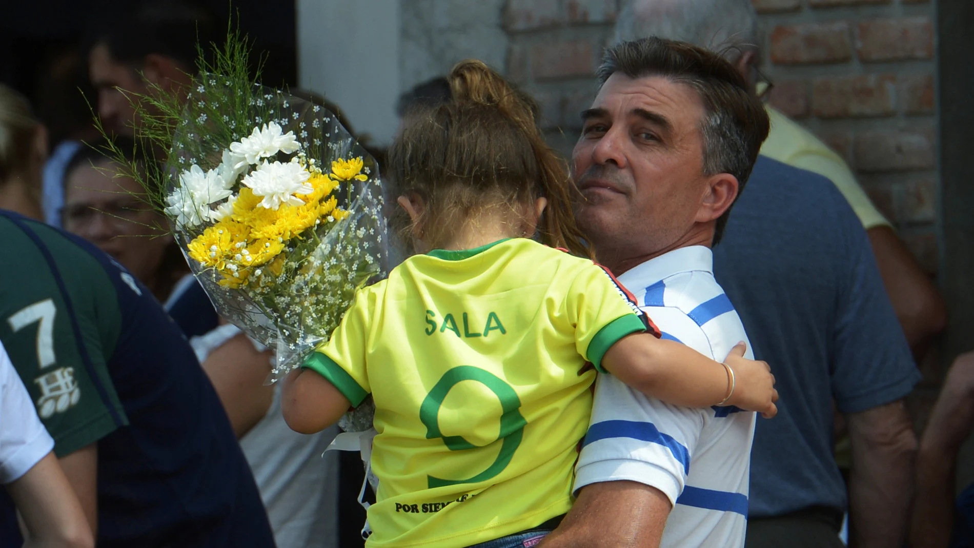 Una niña, con la camiseta de Emiliano Sala en el funeral del argentino Una niña, con la camiseta de Emiliano Sala en el funeral del argentino