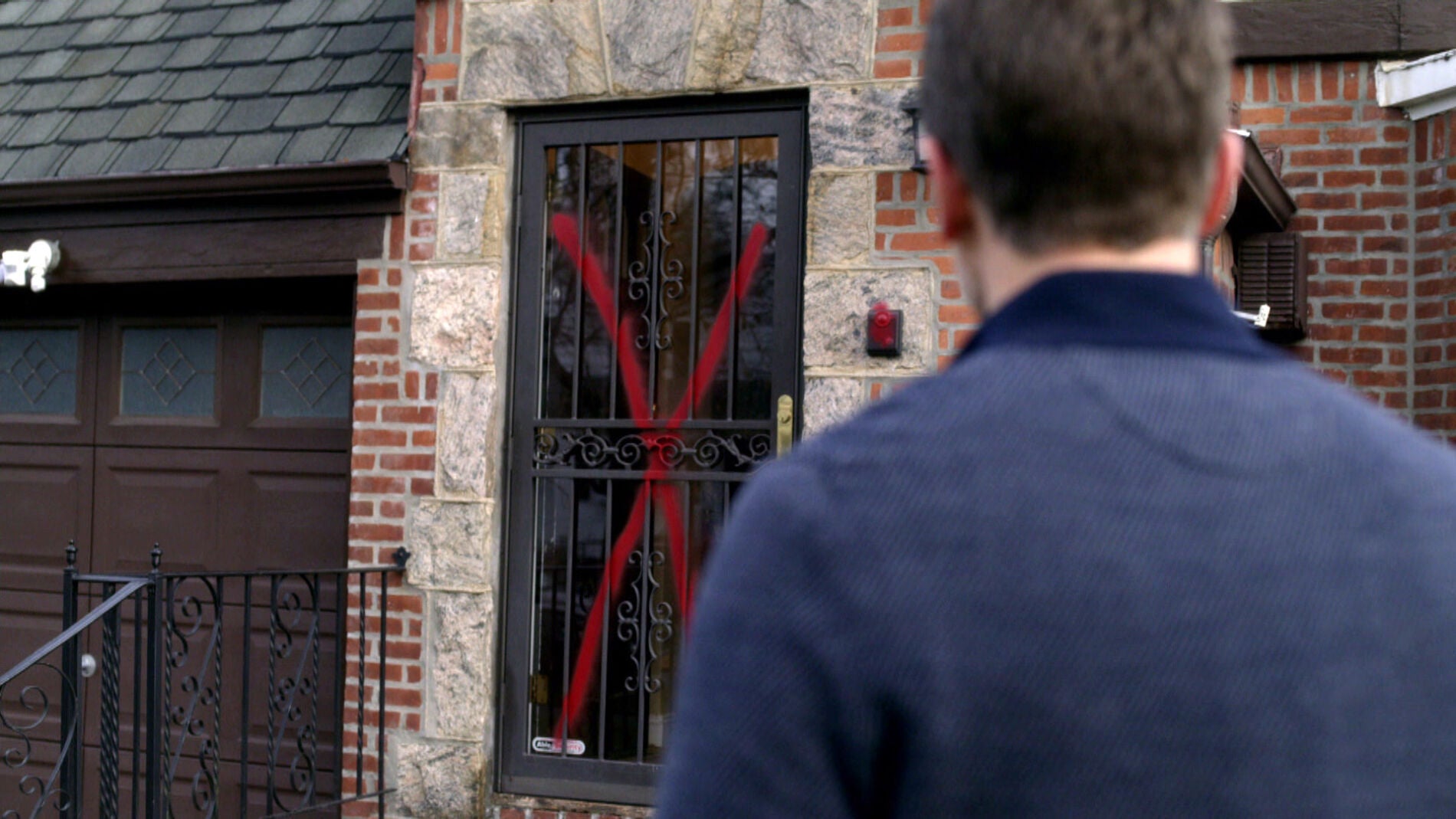 Marcan con una gran X roja la casa de la familia Stone