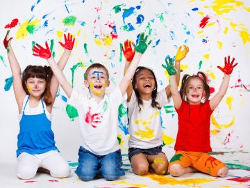 Niños pintando con las manos
