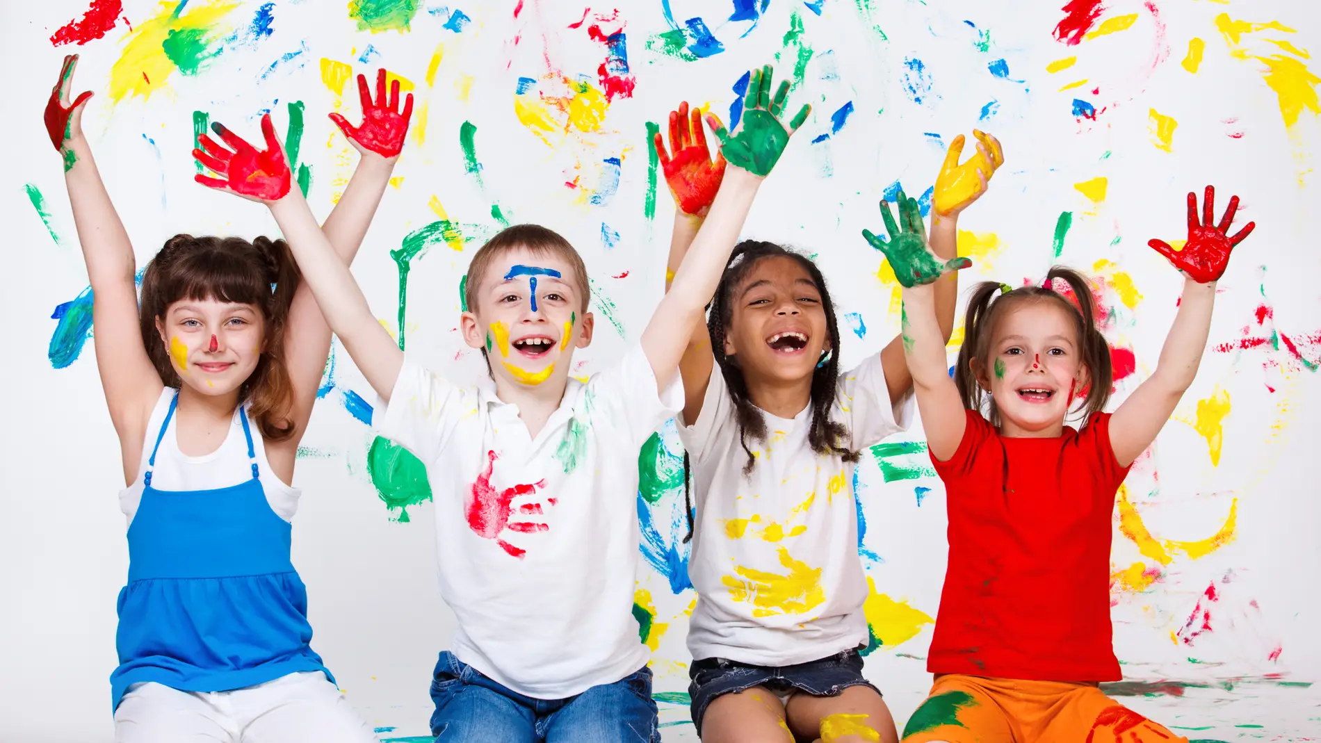 Niños pintando con las manos