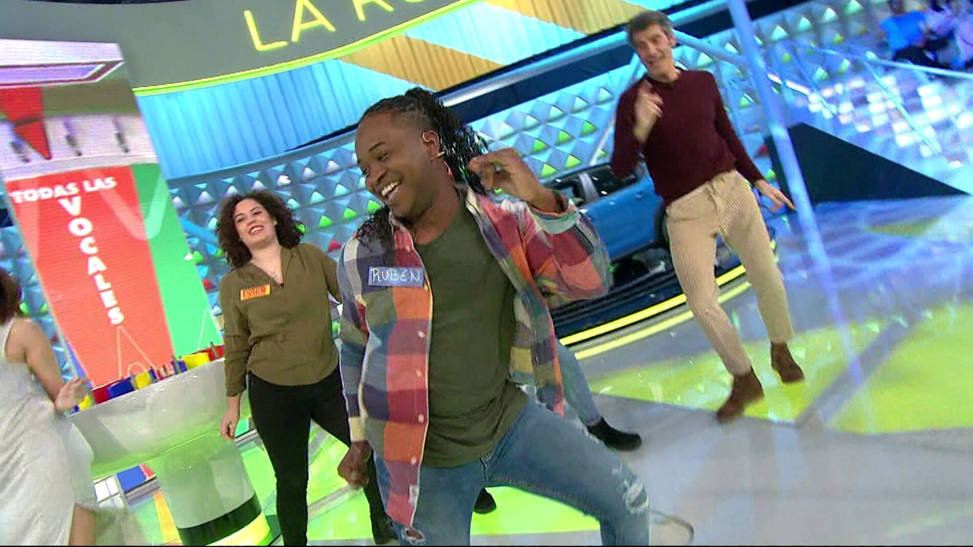 Re&iacute;r y toser a la vez, el reto que ha revolucionado 'La Ruleta de la suerte'