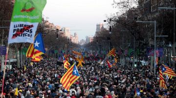 Miles de personas abarrotan la Diagonal de Barcelona Miles de personas abarrotan la Diagonal de Barcelona