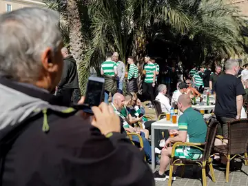 Aficionados del Celtic, en una terraza de Valencia Aficionados del Celtic, en una terraza de Valencia
