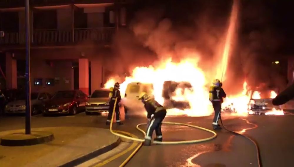 Un incendio deja cinco vehículos calcinados en San Sabastián