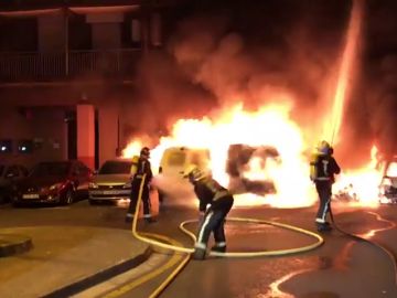 Un incendio deja cinco vehículos calcinados en San Sabastián