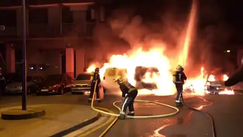 Un incendio deja cinco vehículos calcinados en San Sabastián Un incendio deja cinco vehículos calcinados en San Sabastián