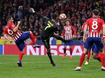 Cristiano Ronaldo intenta rematar ante el Atlético de Madrid Cristiano Ronaldo intenta rematar ante el Atlético de Madrid