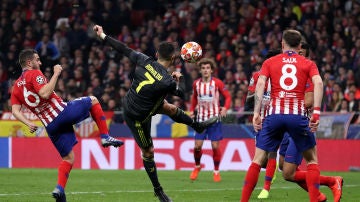 Cristiano Ronaldo intenta rematar ante el Atlético de Madrid