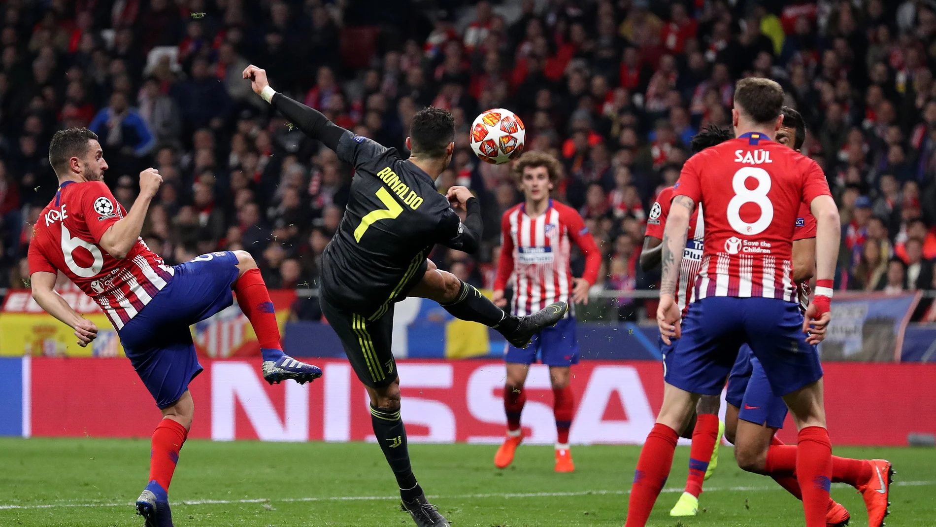 Cristiano Ronaldo intenta rematar ante el Atlético de Madrid Cristiano Ronaldo intenta rematar ante el Atlético de Madrid