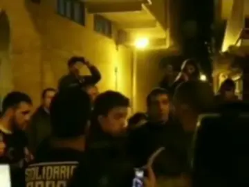 Jóvenes de izquierda abroncan a Errejón en plena calle: "Habéis dejado a los trabajadores tirados y la culpa de que partidos fascistas estén en auge es vuestra" Jóvenes de izquierda abroncan a Errejón en plena calle: "Habéis dejado a los trabajadores tirados y la culpa de que partidos fascistas estén en auge es vuestra"