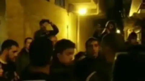 Jóvenes de izquierda abroncan a Errejón en plena calle: "Habéis dejado a los trabajadores tirados y la culpa de que partidos fascistas estén en auge es vuestra" Jóvenes de izquierda abroncan a Errejón en plena calle: "Habéis dejado a los trabajadores tirados y la culpa de que partidos fascistas estén en auge es vuestra"