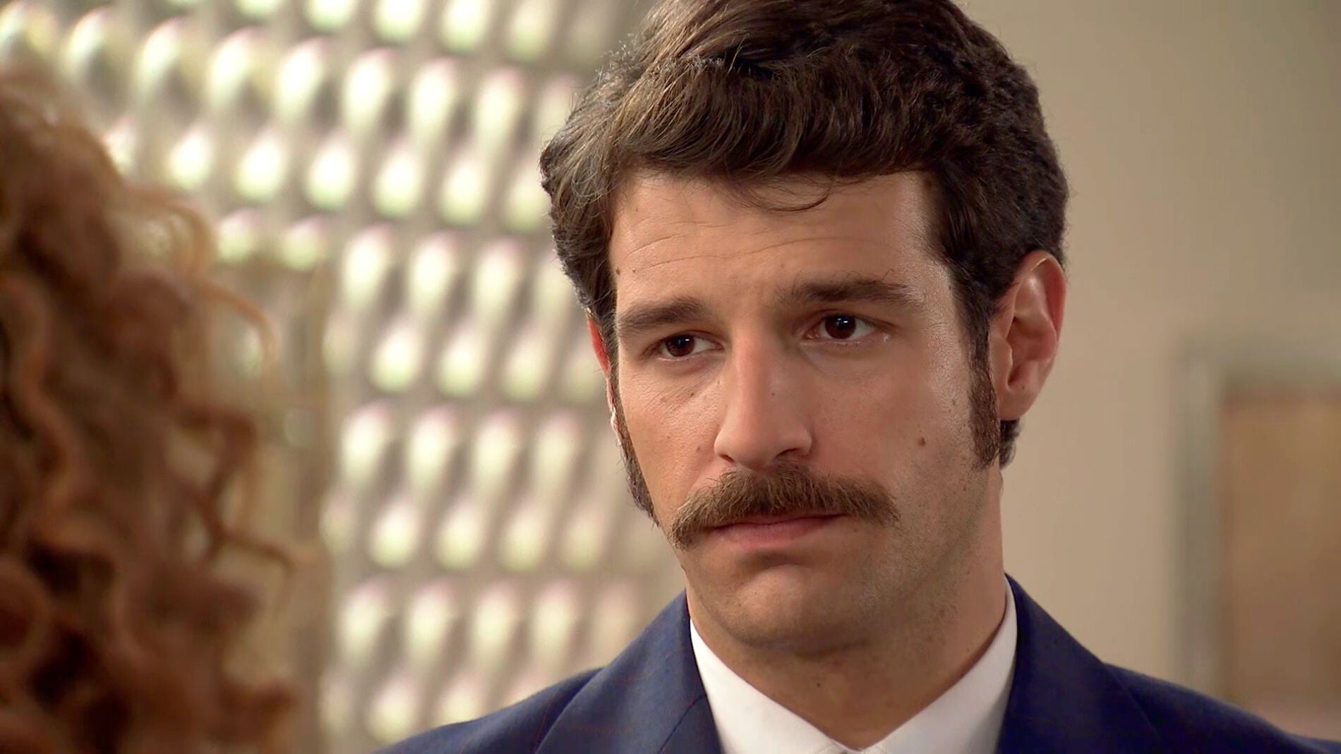 Carlos, resignado a Natalia: "Debo aceptar que has elegido a mi hermano"