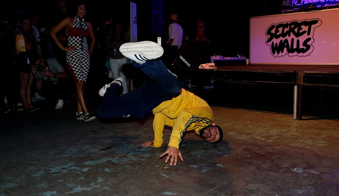 Un 'breakdancer', en plena acción Un 'breakdancer', en plena acción