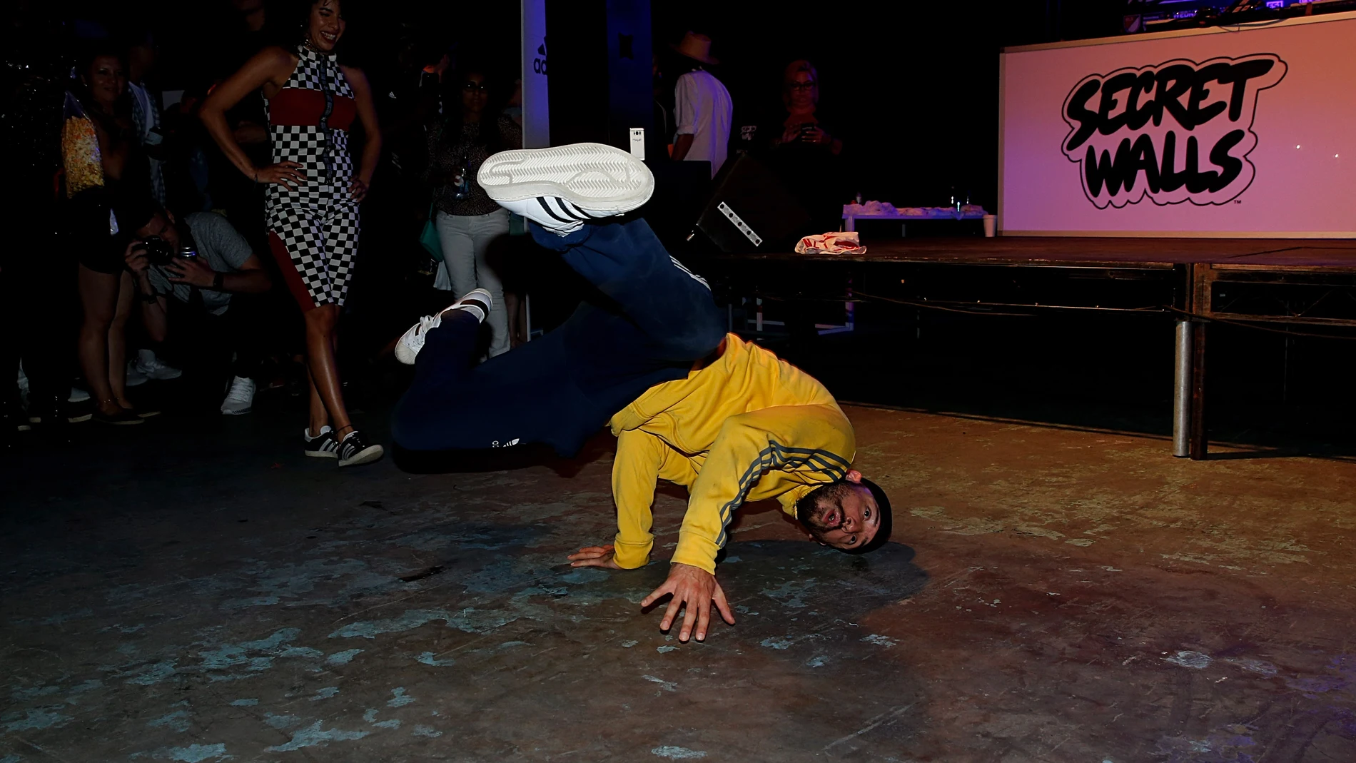 Un 'breakdancer', en plena acción Un 'breakdancer', en plena acción