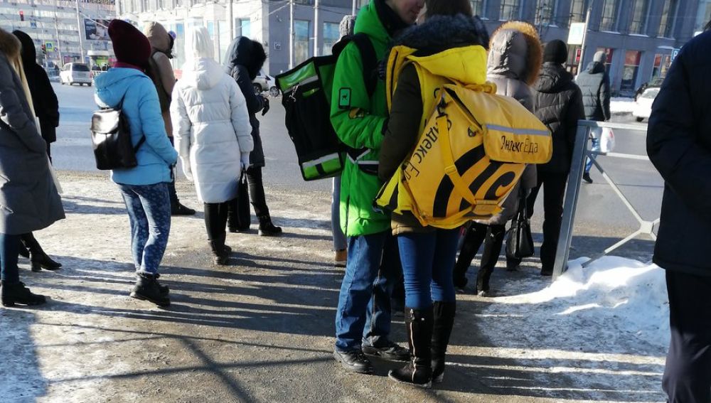 Fotografían a dos repartidores rivales dándose un beso y sus jefes les regalan un viaje a París