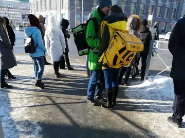 Fotografían a dos repartidores rivales dándose un beso y sus jefes les regalan un viaje a París Fotografían a dos repartidores rivales dándose un beso y sus jefes les regalan un viaje a París