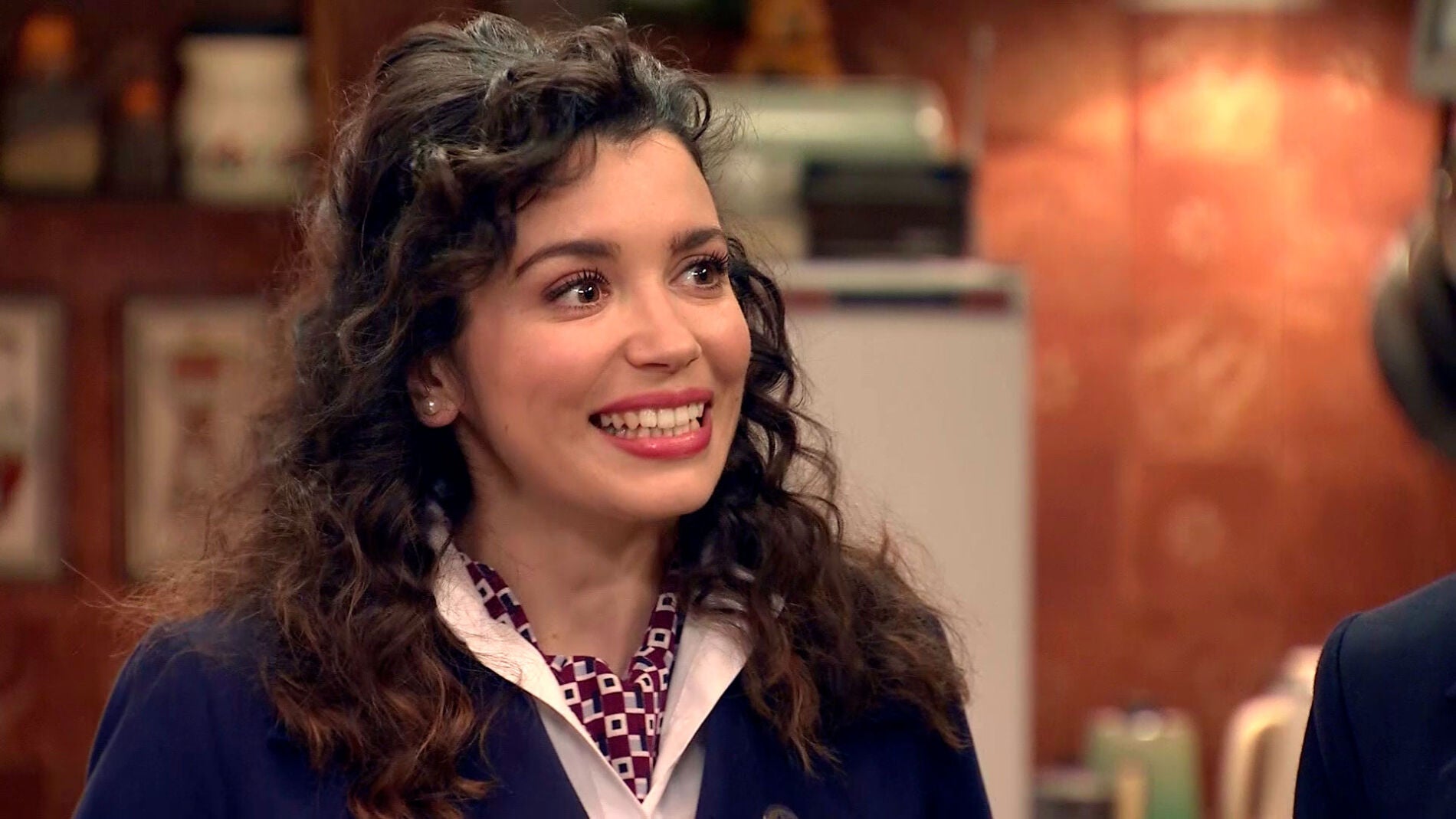 Amelia, inocente, le cuenta a Gabriel que comparte piso con Luisita