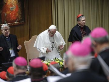 El papa Francisco reza al inicio, este viernes, de la segunda jornada de la reunión 