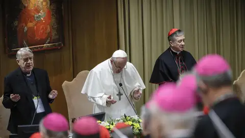 El papa Francisco reza al inicio, este viernes, de la segunda jornada de la reunión El papa Francisco reza al inicio, este viernes, de la segunda jornada de la reunión