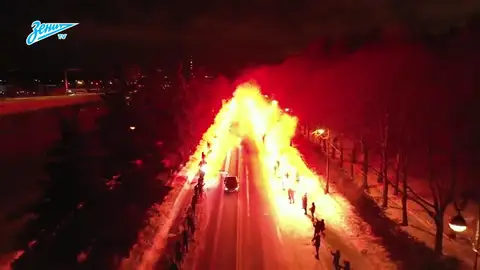Espectacular pasillo de bengalas para recibir al Zenit ante su partido contra el Fenerbahce Espectacular pasillo de bengalas para recibir al Zenit ante su partido contra el Fenerbahce