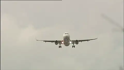Un piloto en pleno vuelo traza dos penes y escribe "estoy aburrido" Un piloto en pleno vuelo traza dos penes y escribe "estoy aburrido"