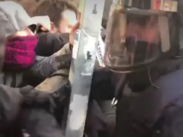 Tensión en el desahucio de varias familias de la calle Argumosa Tensión en el desahucio de varias familias de la calle Argumosa