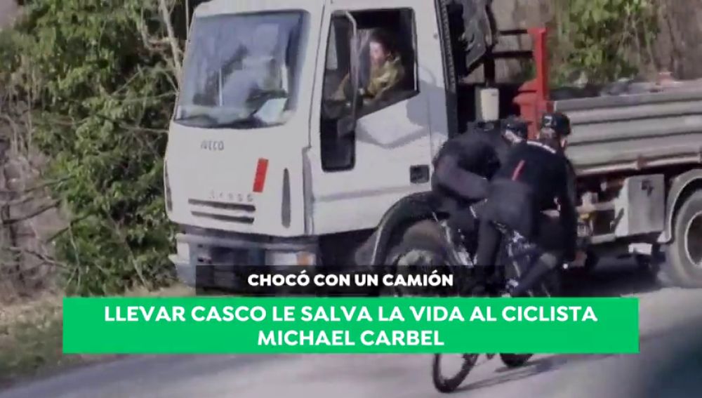 Brutal impacto de un ciclista con un camión: el casco le salva la vida