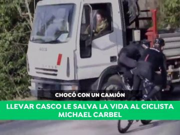 Brutal impacto de un ciclista con un camión: el casco le salva la vida