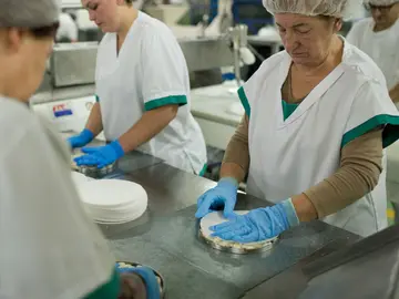 Trabajadoras en una factoría Trabajadoras en una factoría