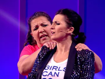Silvia Abril se deja ‘toquetear’ por una concursante Silvia Abril se deja ‘toquetear’ por una concursante